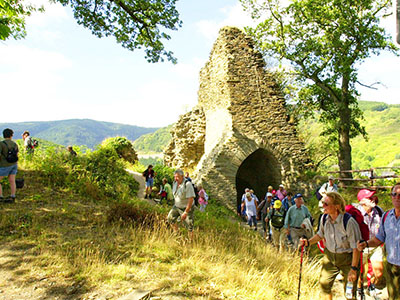 Rotweinwanderweg - Wanderer an der Burg Altenahr